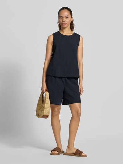 Frauenmodel trägt Regular Fit Bermudas mit elastischem Bund Modell 'CISSIE' von Soyaconcept, reine Baumwolle, dunkelblau, Ganzkörperansicht von vorne.