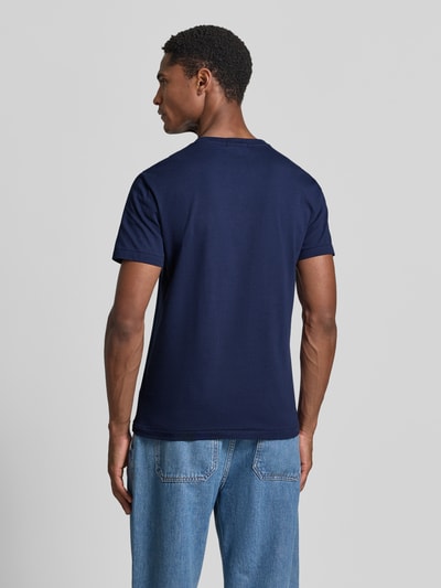 Männermodel trägt dunkelblaues Slim Fit T-Shirt aus reiner Baumwolle mit Polo-Bear-Print von Polo Ralph Lauren, Herren T-Shirt, Ganzkörperansicht Rückansicht.