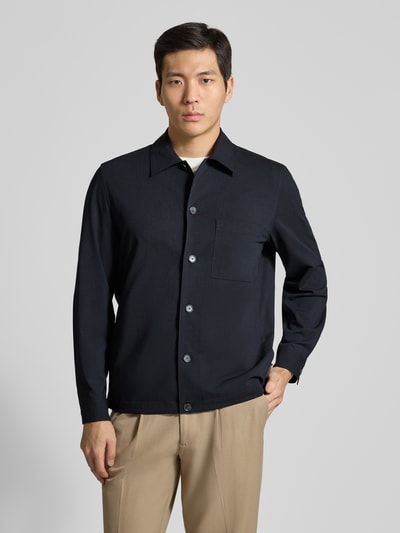 Männermodel trägt Regular Fit Hemdjacke aus Baumwoll-Mix mit Viskose-Anteil von Marc O'Polo, Optik: Unifarben, Popeline, Ganzkörperansicht von vorne.