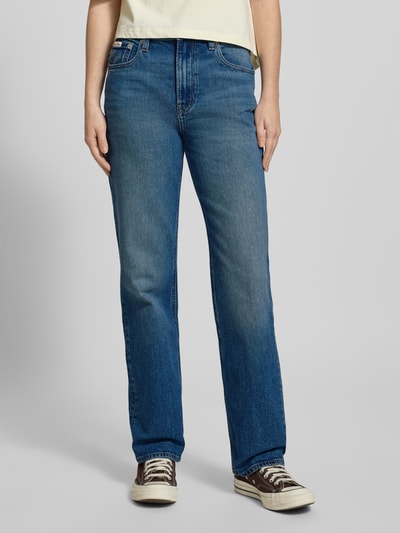 Frauenmodel trägt Straight Fit Jeans mit Logo-Patch von Calvin Klein Jeans, mittleres Blau, 5-Pocket-Design, Baumwoll-Mix, Ganzkörperansicht von vorne.