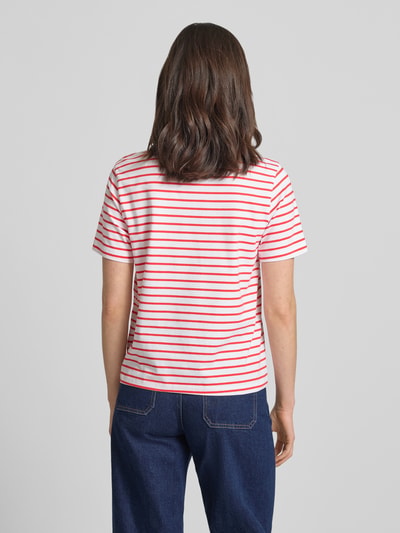 Frauenmodel trägt Damen T-Shirt mit roten und weißen Streifen, Baumwoll-Mix mit Stretch-Anteil, Gerader-Schnitt, Modell 'NORA' von Vila, Rückenlänge Größe S 57 cm, Ganzkörperansicht Rückansicht.
