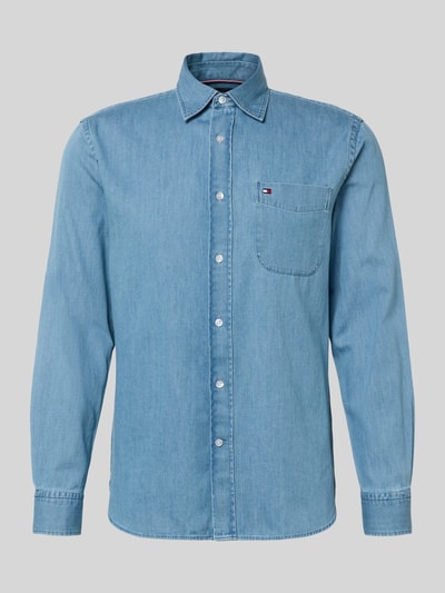 Produktfoto, Regular Fit Jeanshemd aus reiner Baumwolle von Tommy Hilfiger in hellblauer Denim-Optik mit Haifischkragen und Logo-Stitching.
