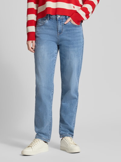 Frauenmodel trägt Jeans mit 5-Pocket-Design von Buena Vista aus Baumwoll-Mix, locker geschnitten, hellblau, Ganzkörperansicht von vorne.