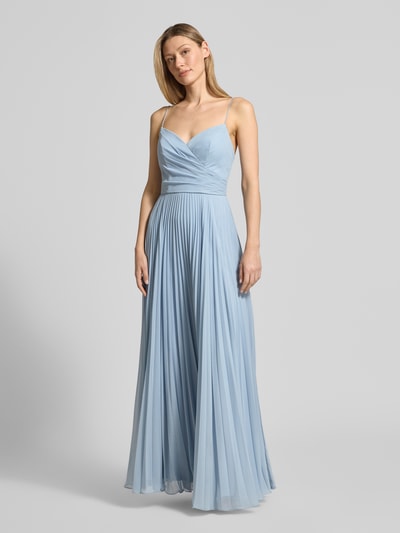 Frauenmodel trägt Regular Fit Hochzeitskleid in Falten-Optik von Hey Kyla in Hellblau mit Gelegten Falten, Spaghettiträgern, Rückenausschnitt, Nahtreißverschluss; fließende, leichte Textur, Rückenlänge bei Größe 36: 127 cm, Brustweite: 33 cm, Ganzkörperansicht von vorne.
