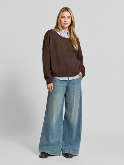 Frauenmodel trägt Relaxed Fit Strickpullover aus Material-Mix mit Leinen-Anteil von American Vintage, braun, gerippte Abschlüsse, Ganzkörperansicht von vorne.
