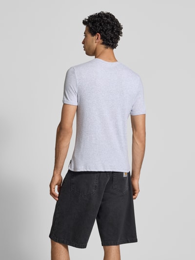 Męski model nosi T-Shirt in Feinripp mit Rundhalsausschnitt od REVIEW, bawełniana mieszanka ze stretchem, krój slim fit, szary, widok całej sylwetki z tyłu.