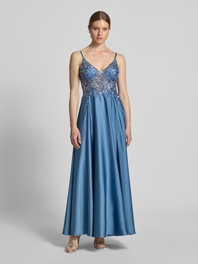 Frauenmodel trägt Abendkleid mit Paillettenbesatz von Laona in A-Linie als Maxikleid mit Spaghettiträgern, Tiefem V-Ausschnitt, Reißverschluss auf der Rückseite, Rückenlänge 127 cm, Brustweite 40 cm, seidig glänzende blaue Oberfläche, Ganzkörperansicht von vorne.