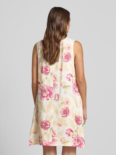 Vrouwenmodel draagt mini-jurk van viscosemix met all-over look en ronde hals, model 'Maise' van FREE/QUENT, recht model. Ganzlichaamsaanzicht achterkant.