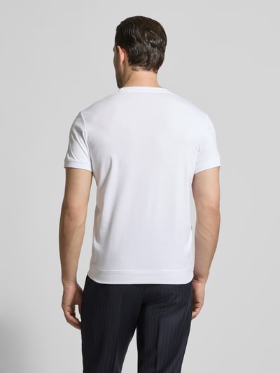 Męski model nosi T-Shirt mit Rundhalsausschnitt od RAGMAN, bawełna, krój slim fit, jednokolorowy, okrągły dekolt, długość tyłu 70 cm, widok całej sylwetki z tyłu.