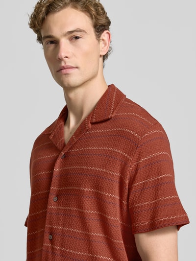 Männermodel trägt Relaxed Fit Freizeithemd aus Baumwoll-Mix mit Viskose-Anteil Modell 'MARC' von Selected Homme in Rostrot, Nahaufnahme Oberkörper. Herren Freizeithemd von Selected Homme