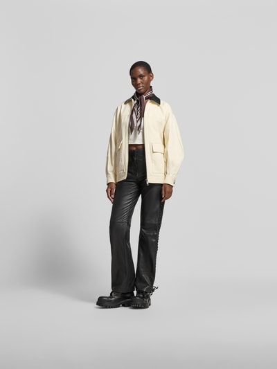 Frauenmodel trägt Relaxed Fit Jacke mit Umlegekragen von Anine Bing aus Reiner Baumwolle in Creme mit Aufgesetzte Taschen und Reißverschluss, Ganzkörperansicht von vorne. Rückenlänge 70 cm, Brustweite 59 cm, Ärmellänge 55 cm bei Größe S.