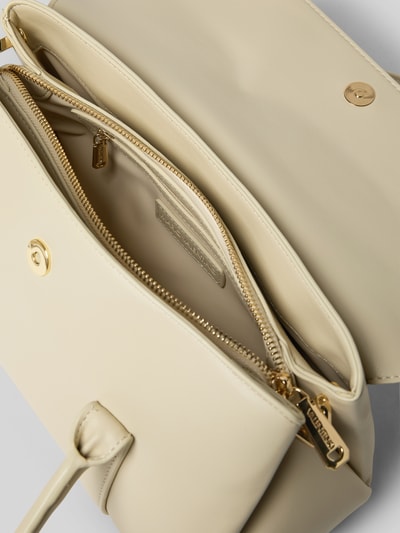 Produktfoto, Handtasche mit Label-Applikation von VALENTINO BAGS in Beige, Hauptfach mit Überschlag und Magnetverschluss, goldene Details, Tragehenkel, Schulterriemen, Maße 34 x 17 x 14 cm, Schulterriemen 125 cm, glatte Textur, rechteckige Form