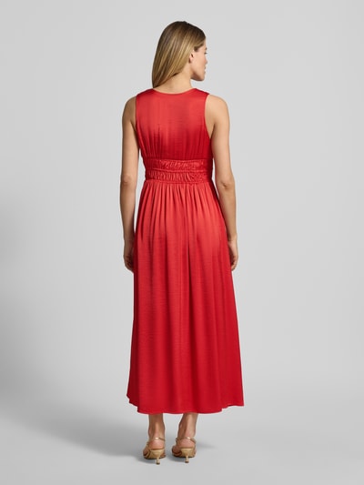 Frauenmodel trägt Maxikleid mit tiefem V-Ausschnitt Modell 'Marja' von mbyM in Rot, taillierter Schnitt, Rückenansicht, Ganzkörperansicht.
