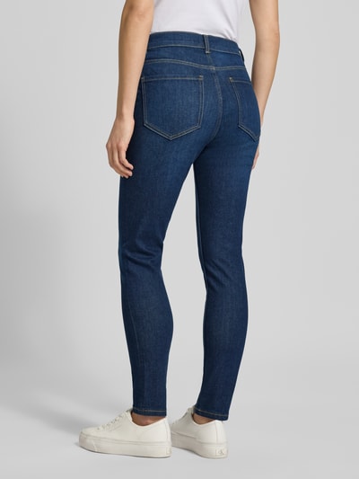Frauenmodel trägt Slim Fit Jeans im 5-Pocket-Design von Jake*s Casual in Dunkelblau, elastischer Baumwoll-Mix, Ganzkörperansicht Rückansicht.