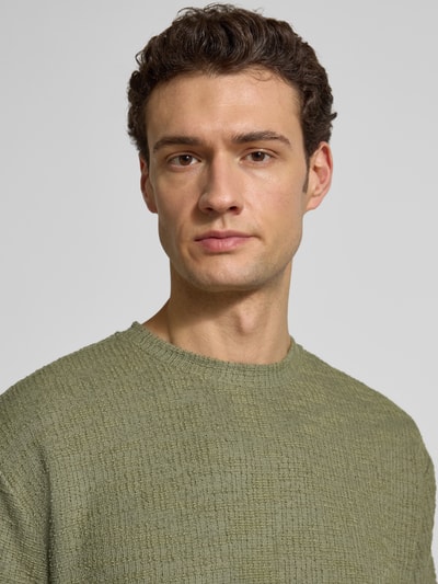 Männermodel trägt T-Shirt mit Strukturmuster und Rundhalsausschnitt von MCNEAL, Material-Mix, Regular-Fit, Nahaufnahme Oberkörper.