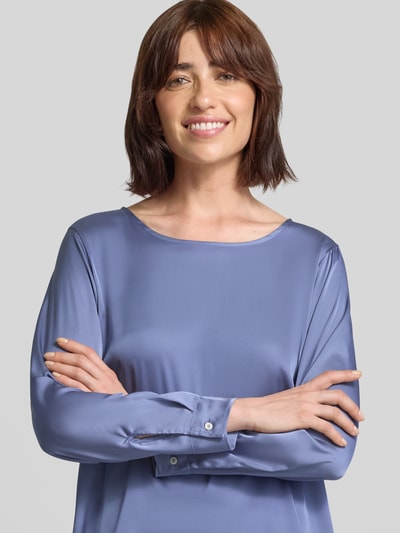 Frauenmodel trägt Blusenshirt mit Rundhalsausschnitt Modell 'CURSORE' von EMME in Flieder mit glatter Textur, Nahaufnahme Oberkörper, Material-Mix mit Stretch-Anteil, Regular Fit.