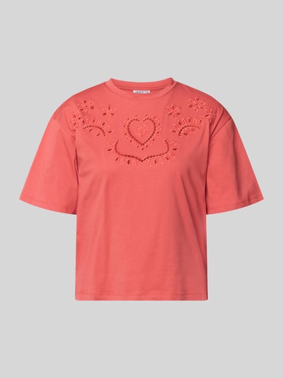 Produktfoto, T-Shirt mit Lochstickerei und Rundhalsausschnitt von Jake*s Casual aus Reine Baumwolle in Koralle, Regular-Fit, Rückenlänge 50 cm, zarte Lochstickerei vorn