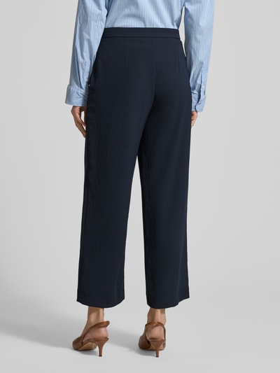 Vrouwenmodel draagt Hose mit Eingrifftaschen Modell 'PALINA 6/8' van Raffaello Rossi in donkerblauw, verkorte fit, detailopname achteraan
