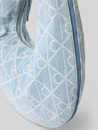Produktfoto, Handtasche aus Baumwolle mit Logo-Muster von CK Calvin Klein, hellblaue und weiße Farben, strukturierte Oberfläche, Hauptfach mit Reißverschluss, Tragehenkel, Maße ca. 42x25x1 cm, Schulterriemen 42 cm.