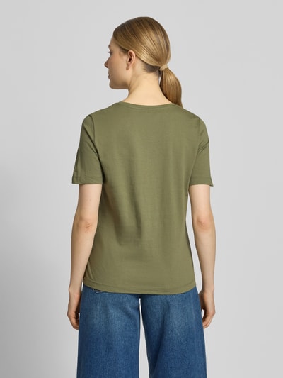 Frauenmodel trägt T-Shirt mit Rundhalsausschnitt von Christian Berg Woman in Olivgrün aus Reine Baumwolle, Regular-Fit, 1/2-Arm, Rückenlänge bei Größe S 60 cm, glatte Textur, Ganzkörperansicht Rückansicht.