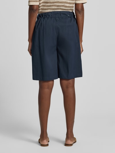 Frauenmodel trägt Regular Fit Bermudas aus Baumwoll-Mix Modell 'MAINE B' von Brax, efekt: jednolity kolor, 5 kieszeni, naszywka z logo, wykończenie materiału: tkana faktura, mieszanka bawełny, Ganzkörperansicht Rückansicht