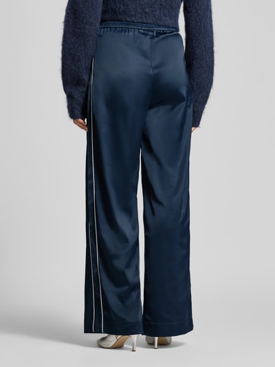Vrouwenmodel draagt blauwe Sweatpants met viscose van Gestuz, model 'BICCA', galonstrepen, elastische band, relaxed fit, volledig achteraanzicht