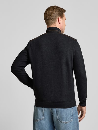 Männermodel trägt Sweatjacke mit Label-Details von bugatti in Schwarz, elastische Abschlüsse, Baumwollmischung, gerader Schnitt, Ganzkörperansicht Rückansicht.
