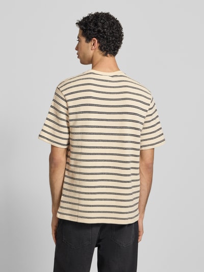 Männermodel trägt Strukturiertes T-Shirt mit Logostickerei auf der Brust von REVIEW, beige mit schwarzen Streifen, Strukturmuster, Rückenlänge 70 cm, Reine Baumwolle, Gerader-Schnitt, Rundhalsausschnitt, Ganzkörperansicht Rückansicht.