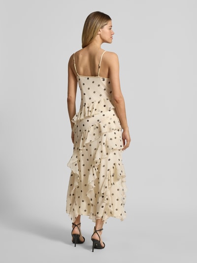 Männermodel trägt Figurbetontes Midikleid mit Rüschen Modell 'SMILLA' von Vero Moda, beżowy chiffon z kropkami, całkowity widok z tyłu