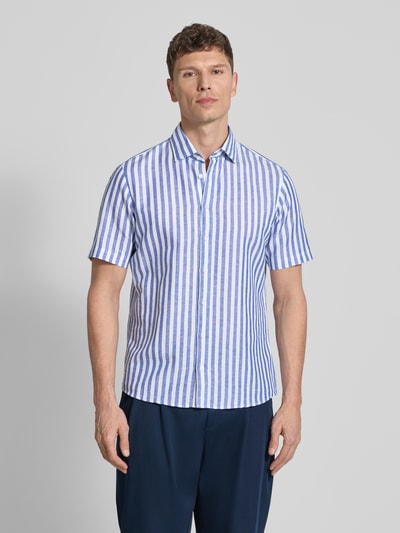Männermodel trägt Slim Fit Business Hemd aus Leinen-Misch mit Kentkragen von Jake*s, blau-weiß gestreift, Ganzkörperansicht von vorne. Herrenhemd aus Leinen-Baumwoll-Mix, Kurzarm, Knopfleiste, Rückenlänge 75 cm, Schulterbreite 43 cm, Ärmellänge 25 cm.