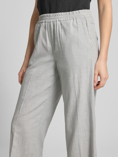 Kobiece model prezentuje Culotte mit französischen Eingrifftaschen Modell 'Linn' od Angels, jasnoszary kolor, luźny krój, czysta bawełna, elastyczny pas, kieszenie boczne i tylne, szerokość w rozmiarze 36/26: 40 cm, długość nogawki od wewnątrz: 64 cm, zbliżenie na górną część ciała.
