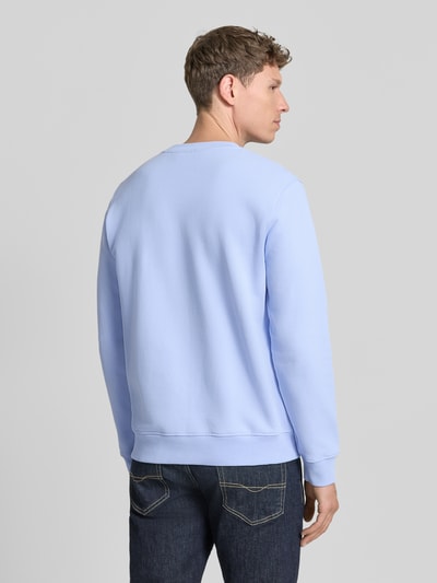 Männermodel trägt Regular Fit Sweatshirt aus reiner Bio-Baumwolle Modell 'BAARO LOOP' von Armedangels, Optik: Unifarben, Ganzkörperansicht Rückansicht