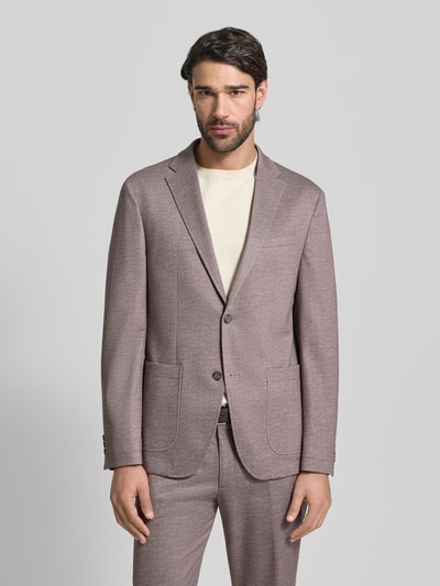 Männermodel trägt Regular Fit Sakko mit Viskose-Anteil Modell 'Manel' von Pierre Cardin in Hellbraun, feine Struktur, Ganzkörperansicht von vorne. Elastischer Material-Mix, Reverskragen, 2-Knopfleiste, Brusttasche, aufgesetzte Taschen, Maße Größe 50.