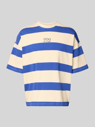 Produktfoto, T-Shirt mit Streifenmuster Modell 'KAVEH' von Blend aus reiner Baumwolle, Relaxed Fit, breite blaue und cremefarbene Streifen, Rundhalsausschnitt, glatte Struktur, Rückseite 70 cm lang bei Größe M