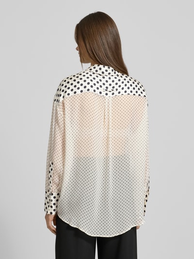 Kobiece modelka nosi bluzkę koszulową Loose Fit Hemdbluse aus reiner Seide Modell 'ACUME' von MAX&Co., półprzezroczysty efekt, wzór w kropki, kołnierzyk koszulowy, luźny krój, mankiety, zaokrąglone wykończenie, jedwab, aplikacja z wyhaftowanym logo, widok całej sylwetki z tyłu.