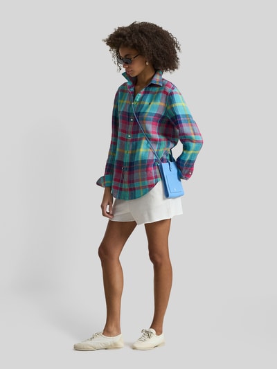 Frauenmodel trägt Regular Fit Hemdbluse aus reinem Leinen von Polo Ralph Lauren, kolorowe krata, logo, długi rękaw, krój regular fit, len, całopostaciowy widok z przodu.
