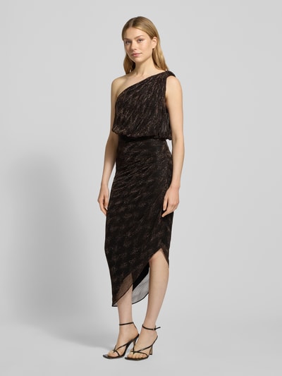 Frauenmodel trägt schimmerndes Abendkleid in asymmetrischem Look Modell 'Cassidy' von Forever New, One-Shoulder-Kleid, taillierter Schnitt, Maxikleid, Rückenlänge bei Größe 36 140 cm, Brustweite 40 cm, Ganzkörperansicht von vorne.