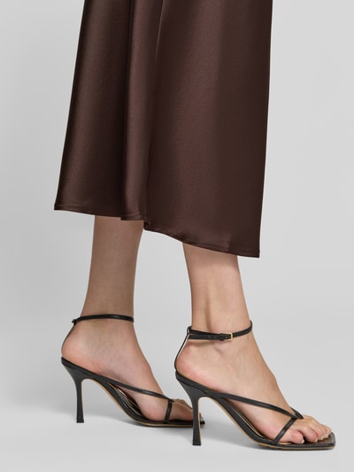 Frauenmodel trägt Midirock aus Satin von Rich & Royal in Braun, glatte Oberfläche, straight Fit, elastischer Bund, Nahaufnahme Beine.