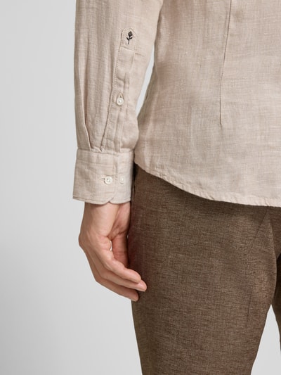 Männermodel trägt Slim Fit Business-Hemd aus Leinen mit Kentkragen von SEIDENSTICKER in Beige, feine Textur, Nahaufnahme Oberkörper, Kontext: reines Leinen, Knopfleiste, Schulterbreite 43 cm, Rückenlänge 69 cm, Ärmellänge 64 cm.