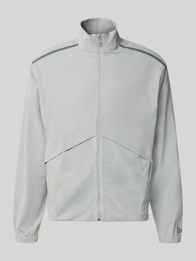 Produktfoto, Regular Fit Jacke mit Stehkragen Modell 'Unstoppable' von Under Armour, elastyczna mieszanka materiałów, jasnoszary kolor, krój regular fit, stójka, zakończenia rękawów elastyczne, długość tyłu w rozmiarze M: 67 cm, długość rękawów w rozmiarze M: 64 cm