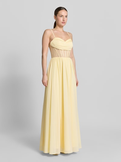 Frauenmodel trägt Corsagenkleid mit Spitze von Mascara in Hellgelb, Chiffon, taillierter Schnitt, Maxikleid, Ganzkörperansicht von vorne.