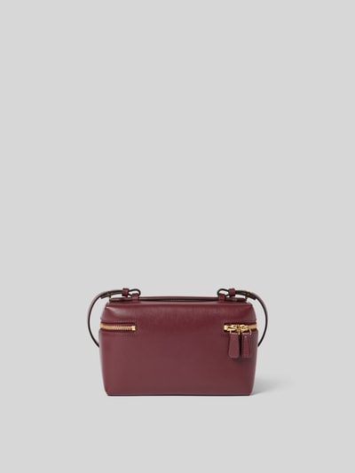 Produktfoto, Crossbody Bag aus echtem Leder von Victoria Beckham in Bordeaux mit Rundum-Reißverschluss, Dornschließe, Label-Print in metallic, Hauptfach, verstellbarer Schulterriemen, Maße 21x13x7 cm