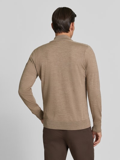 Männermodel trägt Wollpullover mit Label-Patch Modell 'Liaset' von Dale of Norway in Beige, reine Wolle, Rückansicht, Ganzkörperansicht.