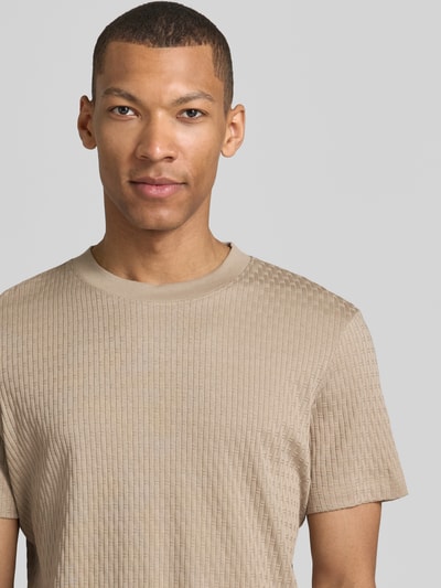 Männermodel trägt T-Shirt mit Strukturmuster Modell 'Raulos' von JOOP! Collection aus Reine Baumwolle, Modern Fit, Nahaufnahme Oberkörper.