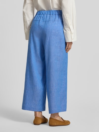 Frauenmodel trägt Culotte in Denim-Optik aus Baumwoll-Leinen-Mix von Lanius, Wide-Leg, elastischer Bund, Ganzkörperansicht Rückansicht.