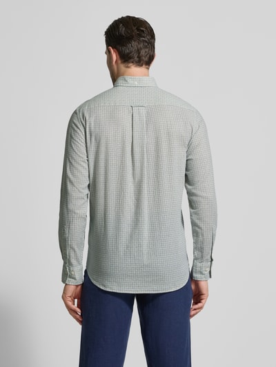 Männermodel trägt Regular Fit Freizeithemd aus Leinen-Baumwoll-Mix von Gant, Allover-Look, Button-Down-Kragen, Rückenansicht. Rückenlänge 76 cm, Schulterbreite 47 cm, Ärmellänge 64 cm, dezentes Muster in Grün und Weiß, weiche Textur.