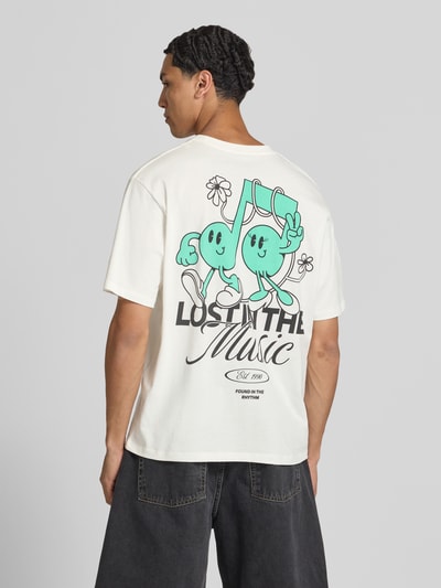 Männermodel trägt T-shirt met motiefprint model 'VINTAGE CARTOON' van Jack & Jones, puur katoen, regular fit, ronde hals, ruglengte maat M 69 cm, Ganzkörperansicht Rückansicht