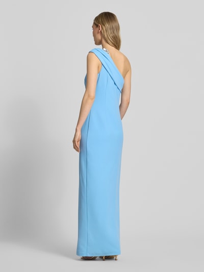 Vrouwenmodel draagt Slim Fit Abendkleid mit Raffungen van Adrianna Papell in lichtblauw, one-shoulder, elastische materialen, split achter, volledige rugaanzicht.