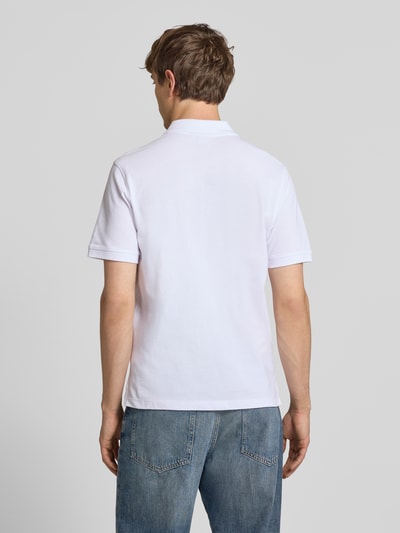 Męski model nosi Regular Fit Poloshirt aus reiner Baumwolle Modell 'OSCAR' od Pepe Jeans, efekt: jednolity kolor, krój regular fit, wyhaftowane logo, kołnierzyk polo, dekolt w serek, krótkie zapięcie na guziki, krótki rękaw, zakończenie rękawów prążkowane, wykończenie z rozcięciami po bokach, wykończenie materiału: pika, materiał: bawełna; Ganzkörperansicht Rückansicht.