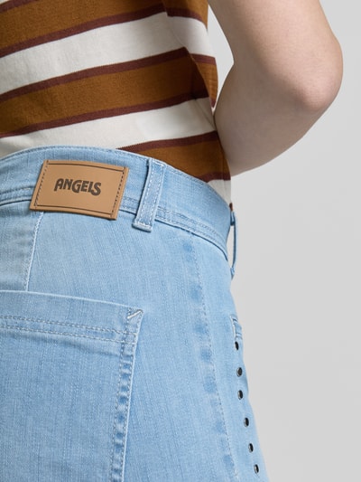 Frauenmodel trägt Wide Fit Jeans in verkürzter Passform Modell 'Linn' von Angels aus Baumwoll-Mix mit Nieten-Besatz, AufgesetzteTaschen, helle blaue Jeans-Optik, Nahaufnahme Rückansicht.
